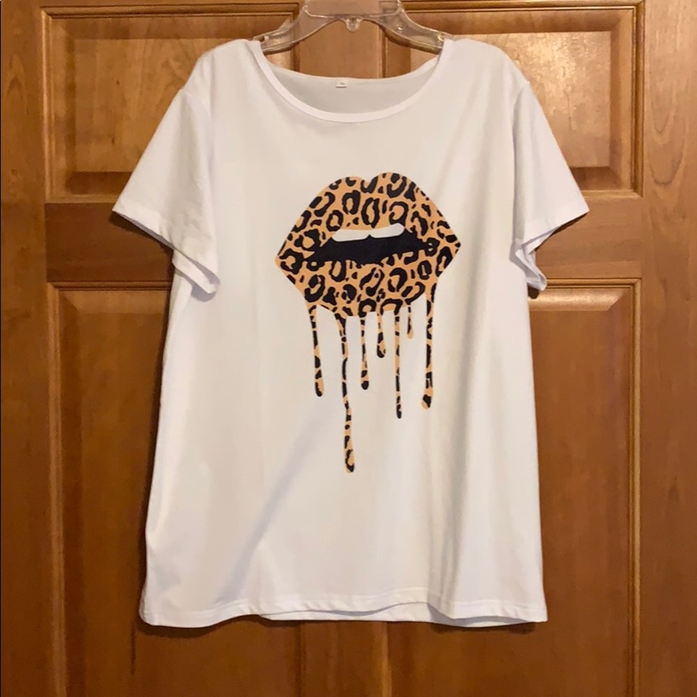 Cheetah lips tee